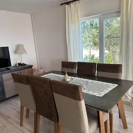 Villa Camlarla Cevrili, Esintili, Konforlu Dogal Yasam *